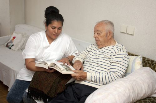 elder-1471399_1920 L'arte di conversare con il paziente afasico