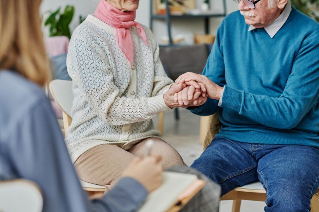 Coppia Anziana Che Si Tiene Per Mano E Cerca Di Risolvere I Propri Problemi Con Lo Psicologo Durante La Terapia
