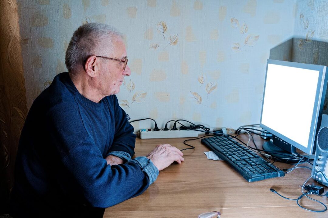Old Mature Man 80s At Home Using Pc Online Retirement Education Shopping Medicine For Elders