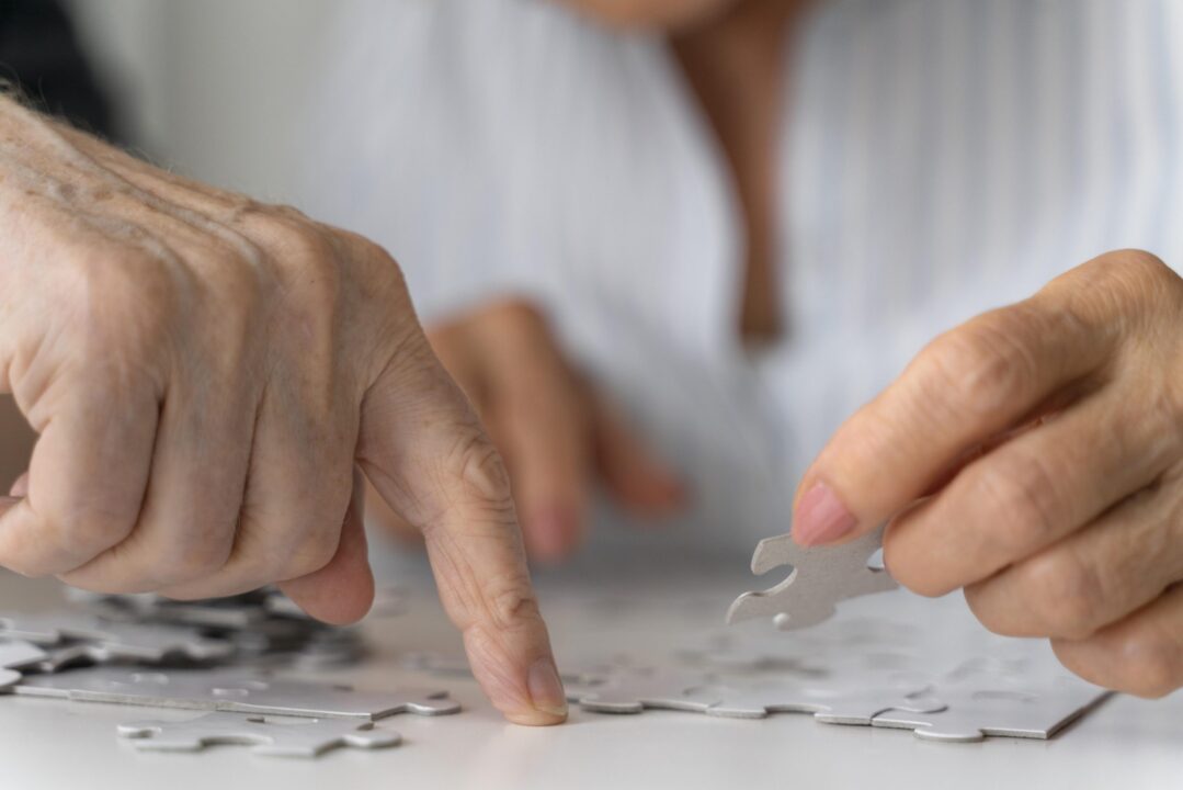 senior-people-confronting-alzheimer-disease-scaled
